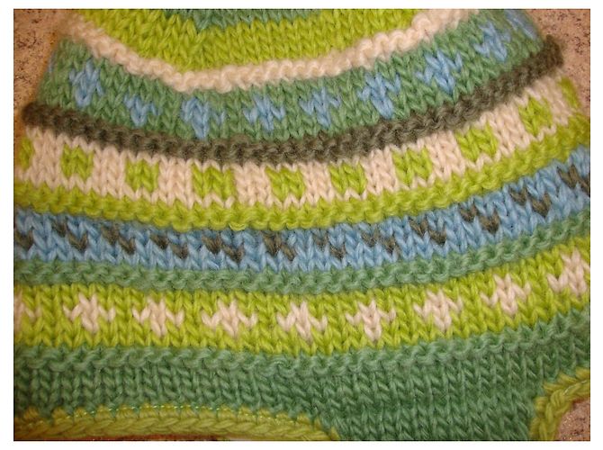 Autre Marque Bonnet en laine tricoté multicolore avec pompons - vue 3
