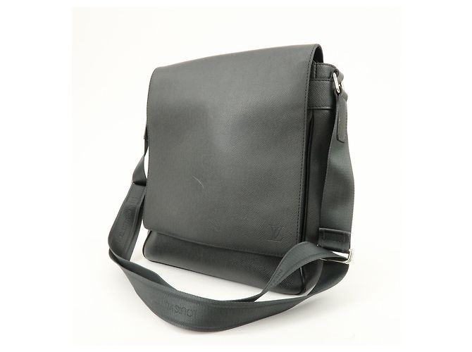 Louis Vuitton Roman Taiga Leather GM - vista 3