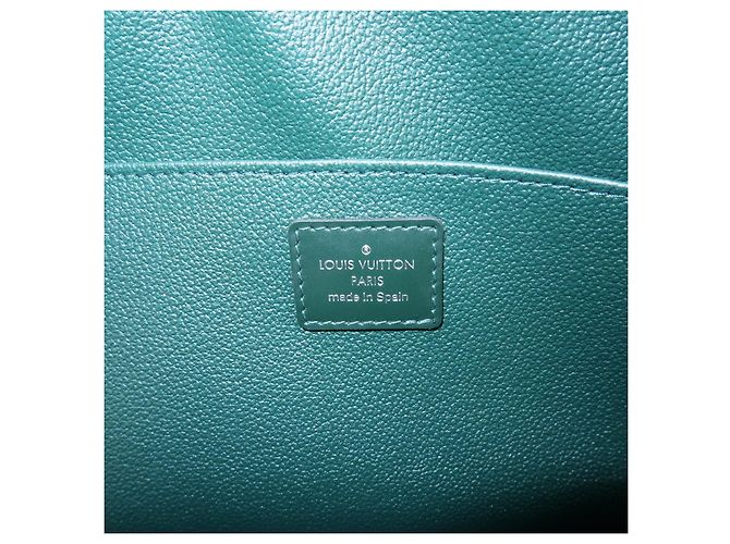 Necessaire Louis Vuitton Taiga Leather GM - vista 6