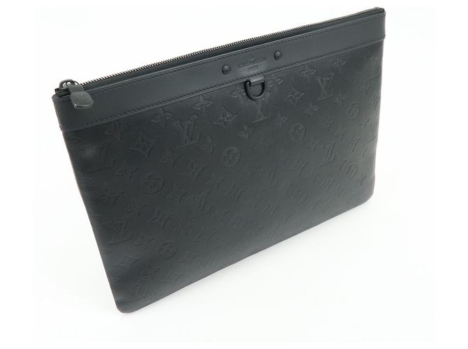Louis Vuitton Discovery Pochette Monogram Shadow Leather GM - vista 4