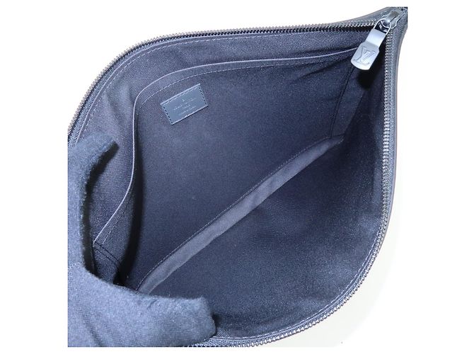 Louis Vuitton Discovery Pochette Monogram Shadow Leather GM - vista 5