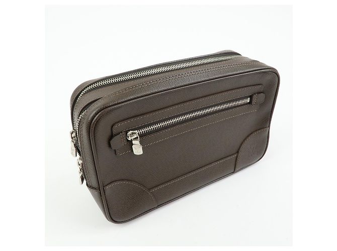 Louis Vuitton Neo Pavel Taiga Leather - vista 4