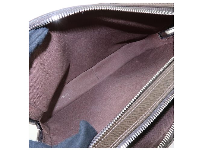Louis Vuitton Neo Pavel Taiga Leather - vista 5