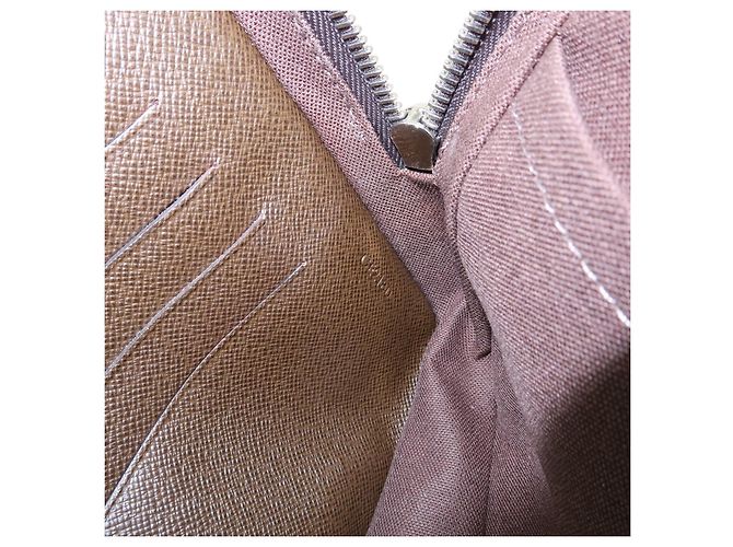 Louis Vuitton Neo Pavel Taiga Leather - vista 7