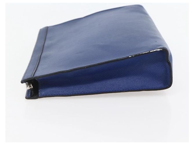 Louis Vuitton Pochette Voyage Taiga Leather MM - vista 3