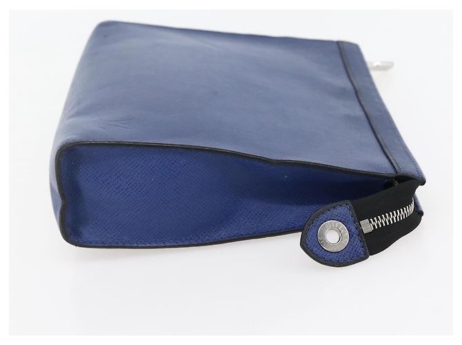 Louis Vuitton Pochette Voyage Taiga Leather MM - vista 4