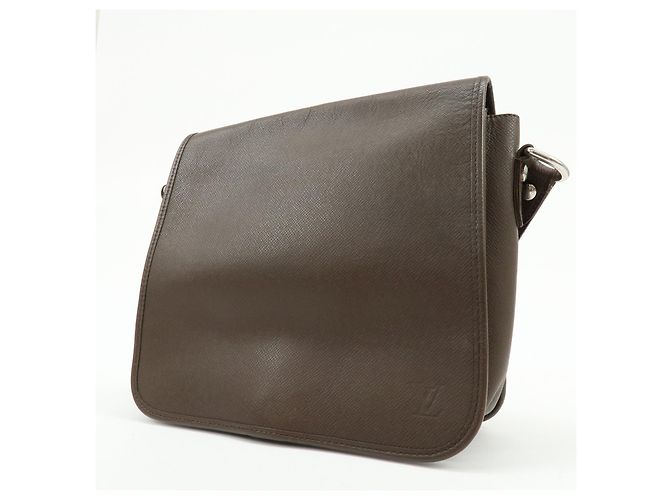 Louis Vuitton Andrei Messenger Taiga Leather - vista 3