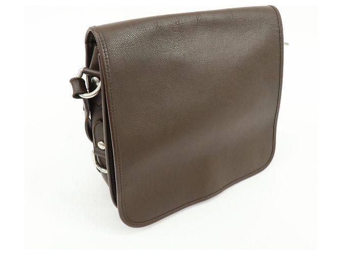 Louis Vuitton Andrei Messenger Taiga Leather - vista 4