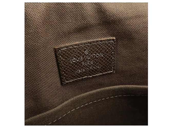 Louis Vuitton Andrei Messenger Taiga Leather - vista 6