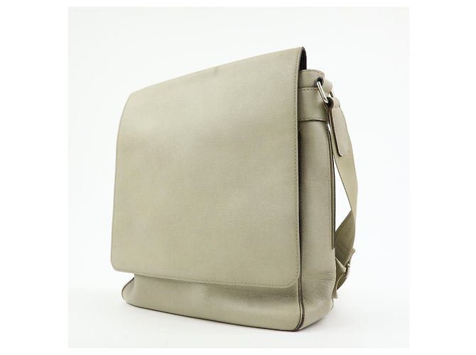 Louis Vuitton Milo Messenger Taiga Leather - vista 3