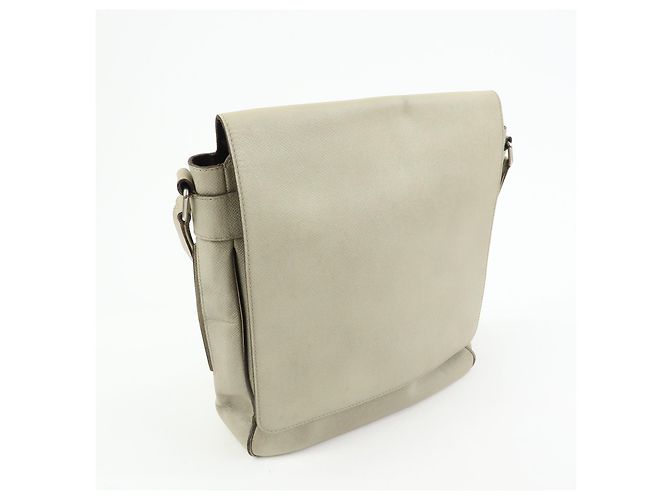 Louis Vuitton Milo Messenger Taiga Leather - vista 4