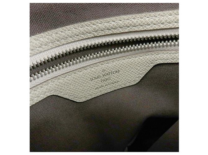 Louis Vuitton Milo Messenger Taiga Leather - vista 6
