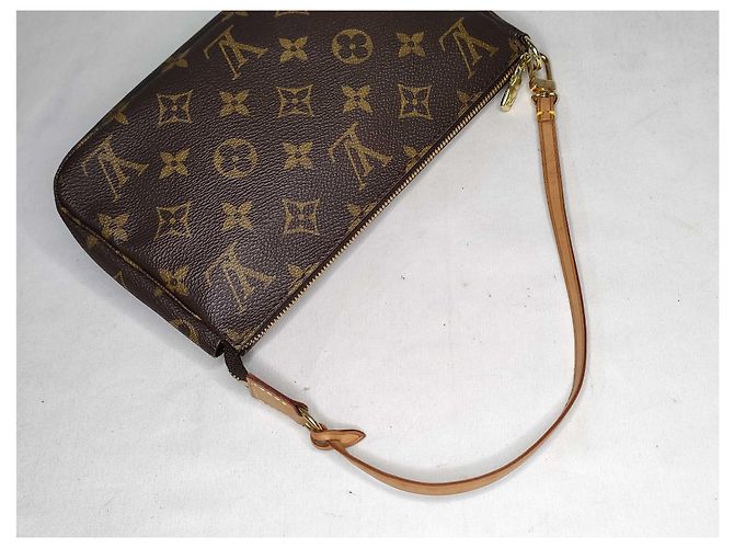 Louis Vuitton Pochette Accessoires Monogram Canvas Medium - vista 4