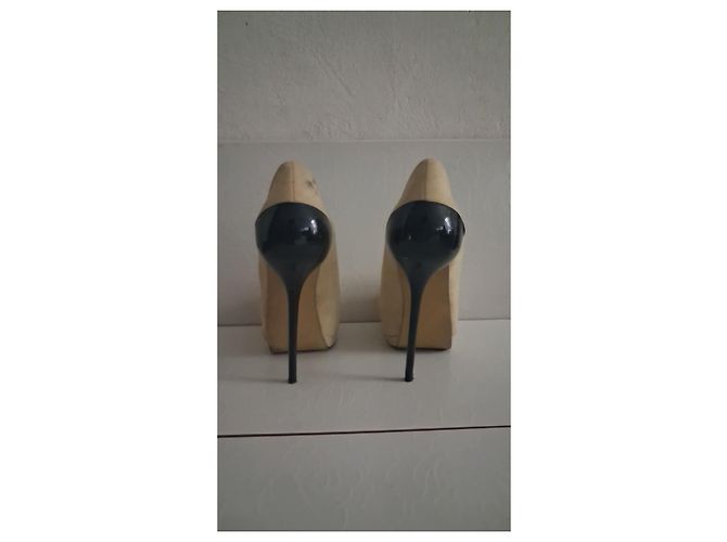 Giuseppe Zanotti Design Décolleté Peep-Toe in Camoscio Beige - vista 2