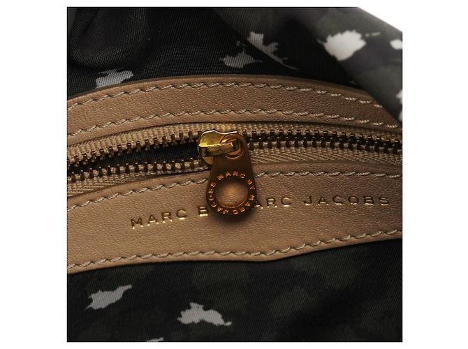 Marc by Marc Jacobs Beige Lederhandtasche mit Turnlock-Verschluss - Ansicht 12