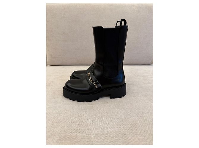Dior Schwarze Leder-Stiefeletten mit Profilsohle - Ansicht 3