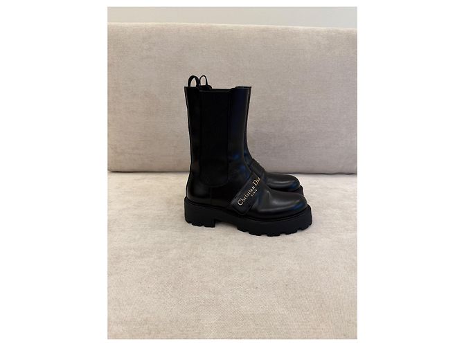 Dior Schwarze Leder-Stiefeletten mit Profilsohle - Ansicht 4