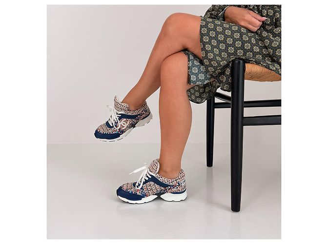 Sneakers Chanel in tweed e pelle multicolore con paillettes - vista 2
