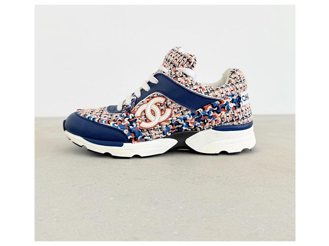 Sneakers Chanel in tweed e pelle multicolore con paillettes - vista 3
