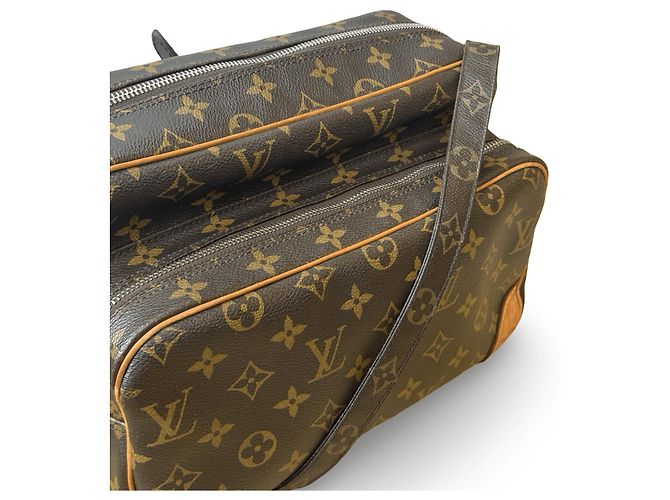 Louis Vuitton Nile MM - vista 3