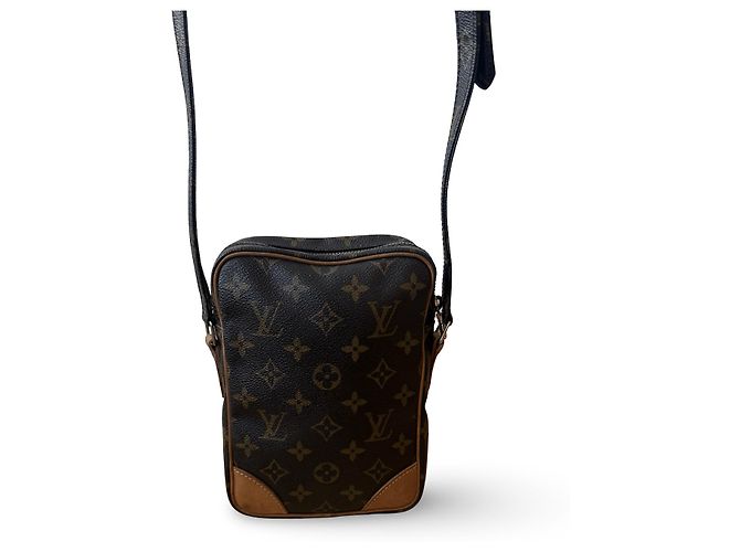 Louis Vuitton Classique et pratique, sac bandoulière avec l'emblématique monogramme Louis Vuitton. - vue 3