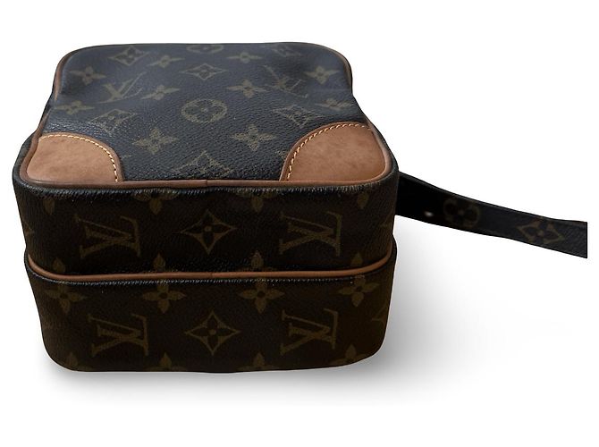 Louis Vuitton Classique et pratique, sac bandoulière avec l'emblématique monogramme Louis Vuitton. - vue 5