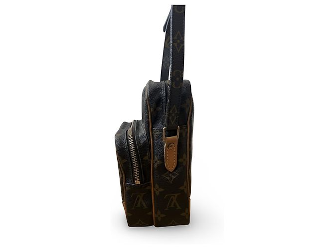 Louis Vuitton Classique et pratique, sac bandoulière avec l'emblématique monogramme Louis Vuitton. - vue 2
