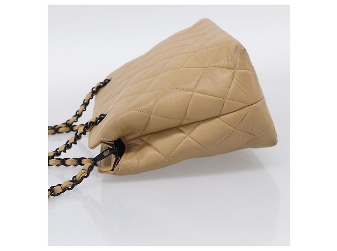 CHANEL Matelasse Chain Shoulder Bag Lamb Skin Beige Black CC - vista 4