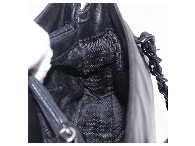 PRADA Schultertasche Tote mit Kette aus Leder Schwarz - Ansicht 21