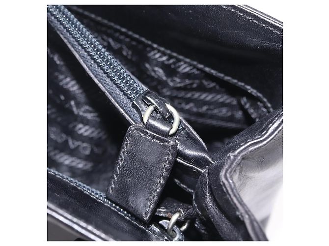 PRADA Schultertasche Tote mit Kette aus Leder Schwarz - Ansicht 22