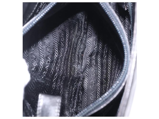 PRADA Schultertasche Tote mit Kette aus Leder Schwarz - Ansicht 23