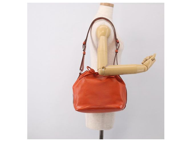 LOUIS VUITTON Epi Petit Noe Shoulder Bag Orange Pimon LV - vista 25