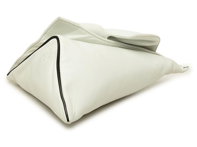 Clutch triangular LOEWE de piel de becerro blanca con lazo y cuña - vista 3