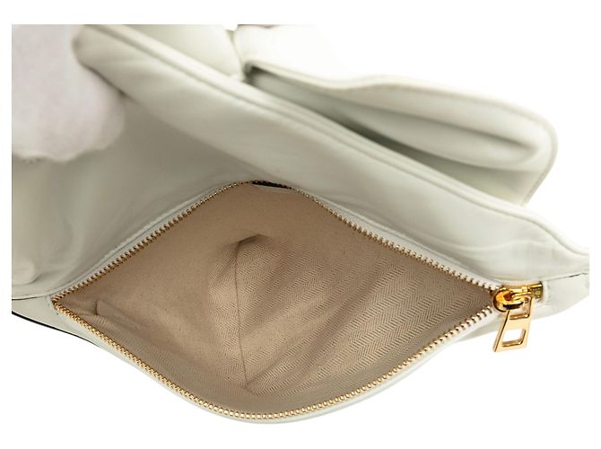 Clutch triangular LOEWE de piel de becerro blanca con lazo y cuña - vista 4