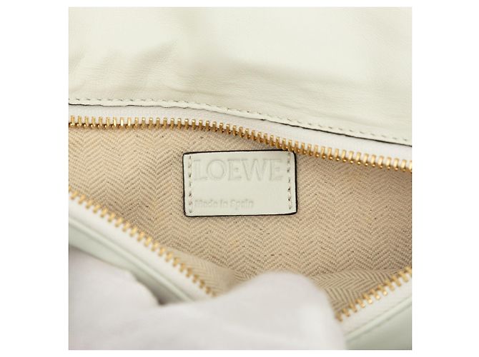 Clutch triangular LOEWE de piel de becerro blanca con lazo y cuña - vista 5