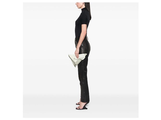 Clutch triangular LOEWE de piel de becerro blanca con lazo y cuña - vista 6