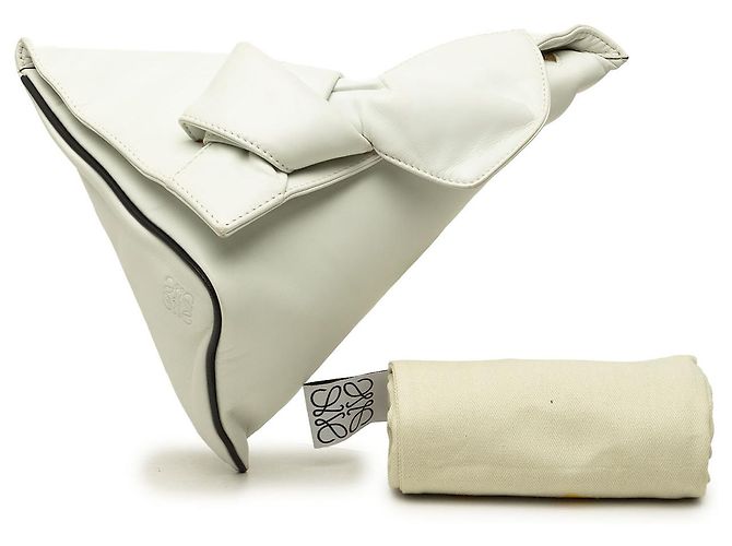 Clutch triangular LOEWE de piel de becerro blanca con lazo y cuña - vista 7
