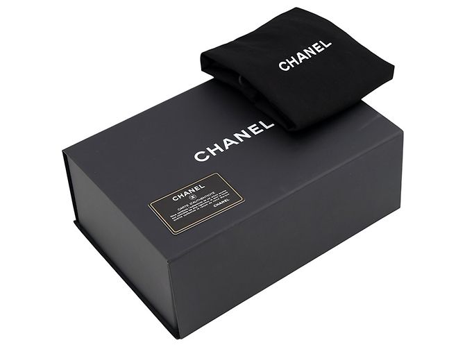 Borsa a tracolla Chanel Matelassé con catena - vista 17
