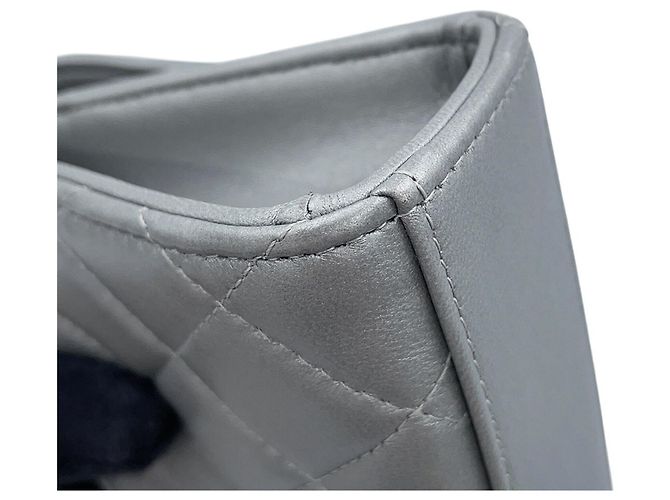 Borsa a tracolla con catena Chanel Matelassé in pelle d'agnello - vista 9