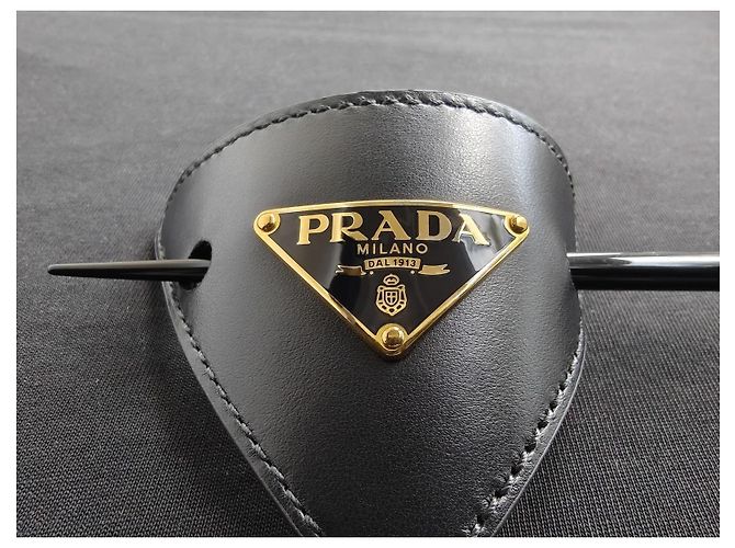 Prada Triangle Logo Leder-Haarklammer mit Pin - Ansicht 2
