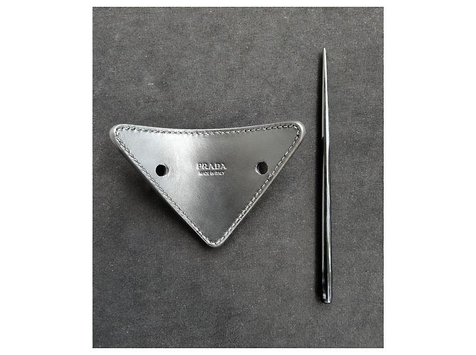 Prada Triangle Logo Leder-Haarklammer mit Pin - Ansicht 3