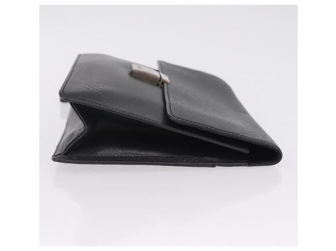 Louis Vuitton Selenga Pochette Taiga Leather - vista 3