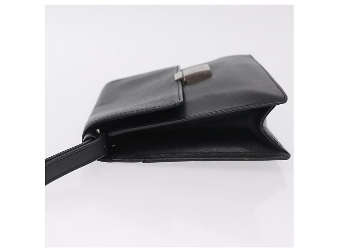 Louis Vuitton Selenga Pochette Taiga Leather - vista 4