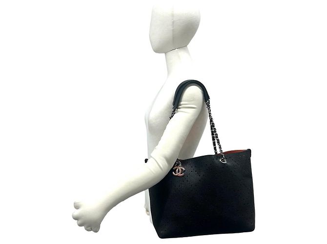 Borsa Tote Chanel in pelle Caviar traforata - vista 2