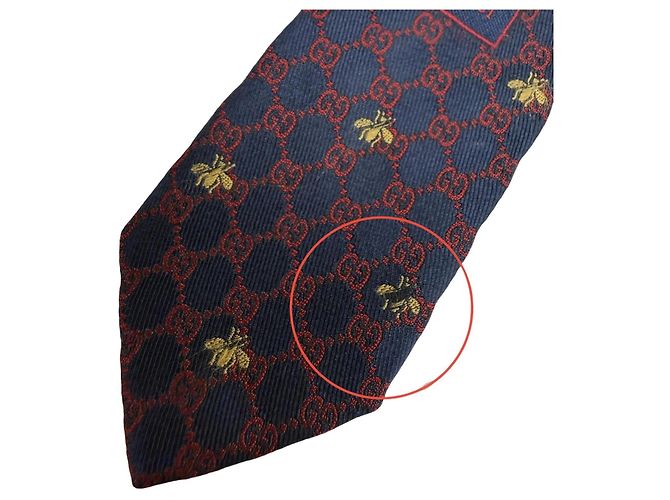 Cravatta in seta GUCCI con logo GG e ricamo ape - vista 10