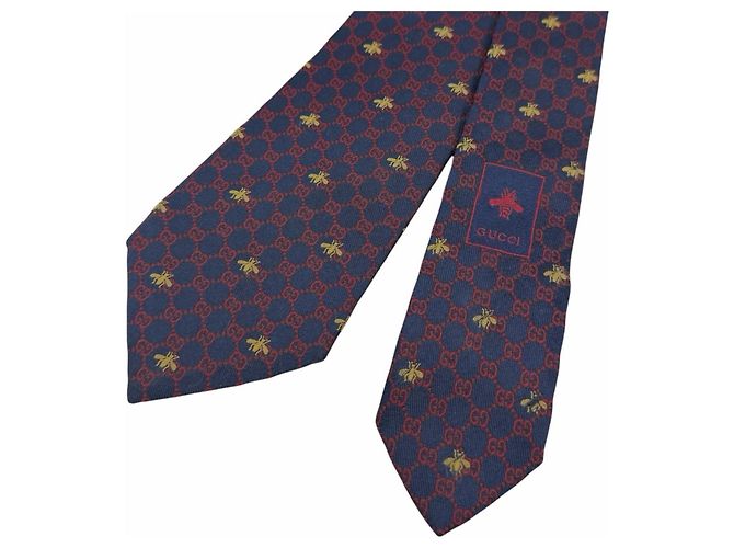 Cravatta in seta GUCCI con logo GG e ricamo ape - vista 3