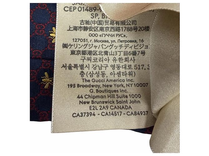 Cravatta in seta GUCCI con logo GG e ricamo ape - vista 9