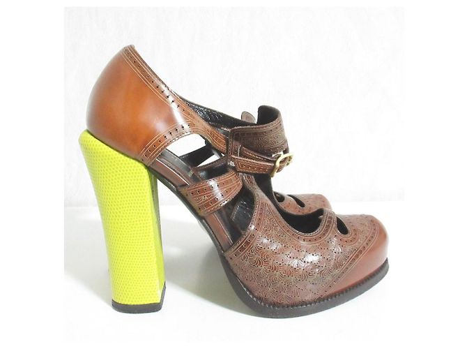 Fendi Pumps aus Leder mit Cut-Outs - Ansicht 2