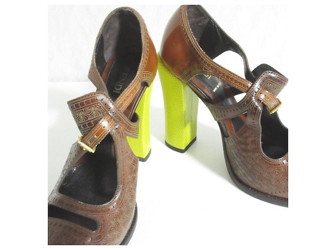 Fendi Pumps aus Leder mit Cut-Outs - Ansicht 5