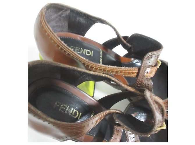 Fendi Pumps aus Leder mit Cut-Outs - Ansicht 6